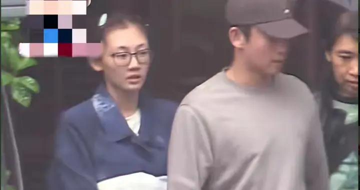 郑恺与家人外出就餐，他搀扶着年长的爸爸，苗苗细心的顾前顾后