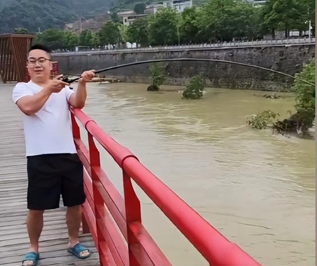 真猛！路亚正口40斤巨型鳙鱼，2人轮替遛鱼40分钟，它咋吃假饵？