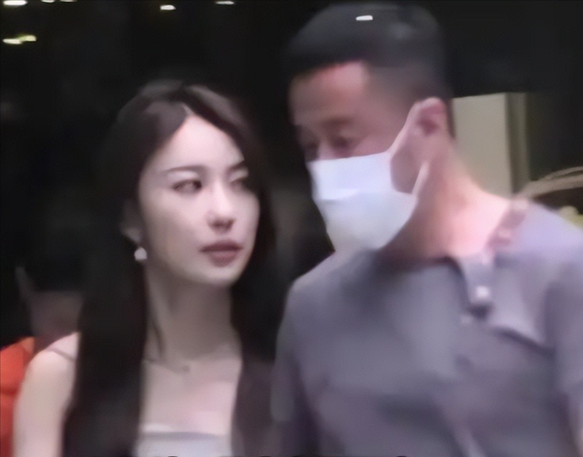 杨坤小20多岁女友太漂亮，曾说不想结婚，只因初恋太难忘