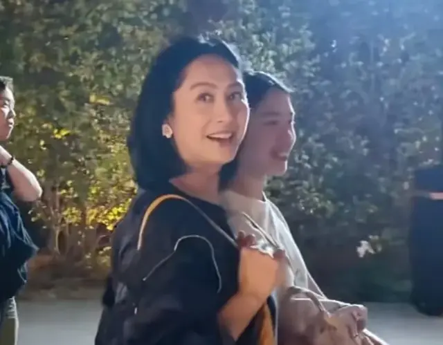 53岁朱茵素颜被偶遇，一家三口看演唱会 12岁女儿长相甜美有点龅牙