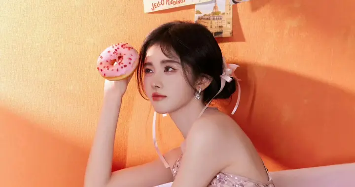 鞠婧祎粉色亮片花裙大片：甜甜圈加持，甜度满分的复古少女风！