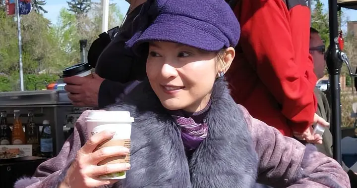 36岁嫁大17岁亿万富豪，入豪门后名声扫地，如今60岁依旧孤身一人