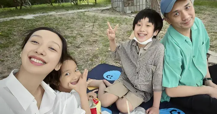 与徐静蕾同居5年分手，后转身娶小14岁网恋妻子，结婚15年零绯闻