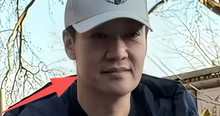 辛柏青现身大孤山还愿！老了瘦了脸依旧憔悴，笑着合影却尽显沧桑