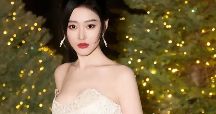 张天爱超绝身材，穿搭抹胸蕾丝白裙的大美人