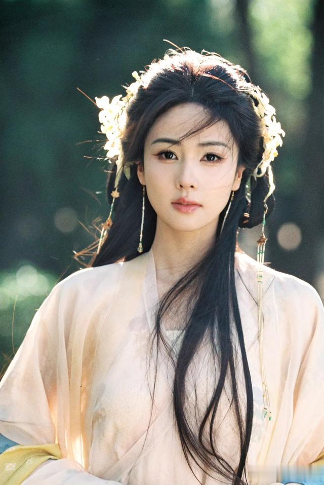 白鹿｜为花如月的美貌撞大墙