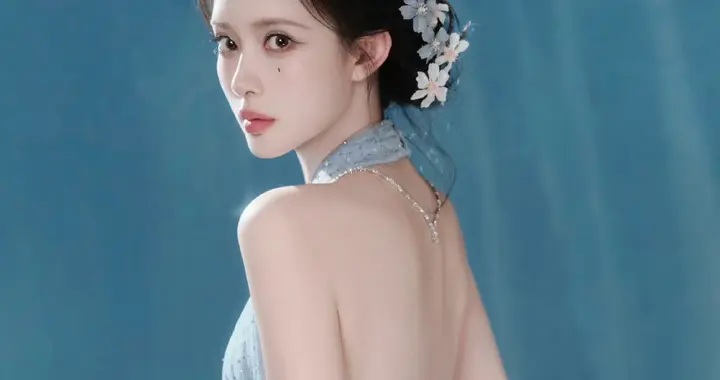 孟子义挂颈浅蓝轻纱连衣裙，樱花草弥满香气，谱写冬日温柔