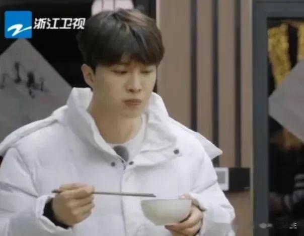 范丞丞|杜华节目上关心范丞丞被喷，网友远方传来风笛杜华假惺惺。