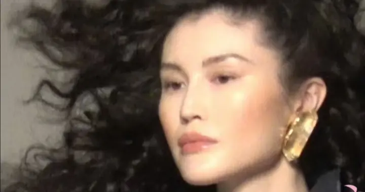 何穗产后复工，烫爆炸头五官变柔和，和陈伟霆交替带娃搭配默契