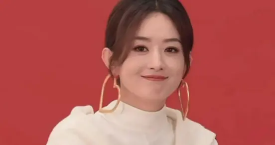 赵丽颖现身直播间，精神焕发脸部圆润，看来人真的少不了休息