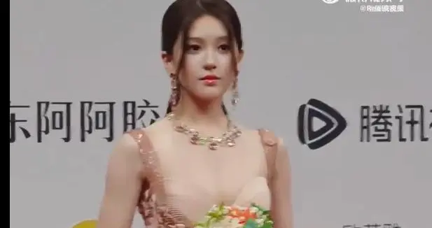 星光大赏赵露思的妆是怎么了？看起来怪怪的！