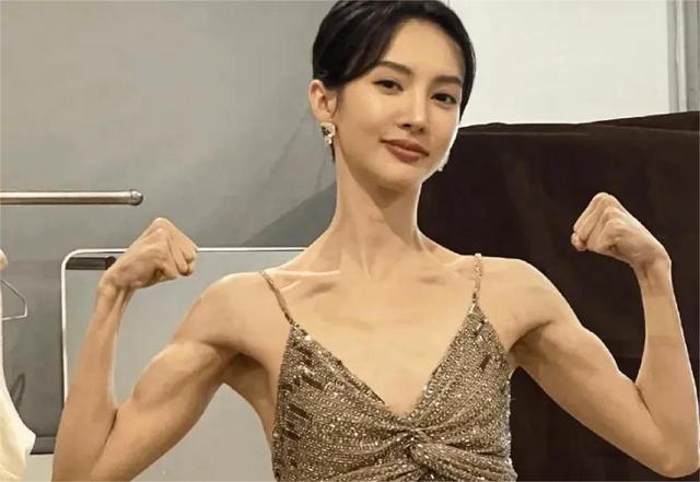 骨瘦如柴、全身涂白、满嘴假牙，娱乐圈的这些“审美”真不高级