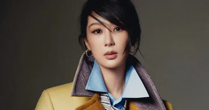 杨紫出镜《W》中文版大片，暖黄大衣叠搭蓝衬衫，表现力直接拉满