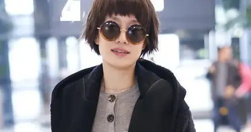 马伊琍机场私服真时髦！连帽大衣+破洞牛仔裤+短靴，洋气又高级！