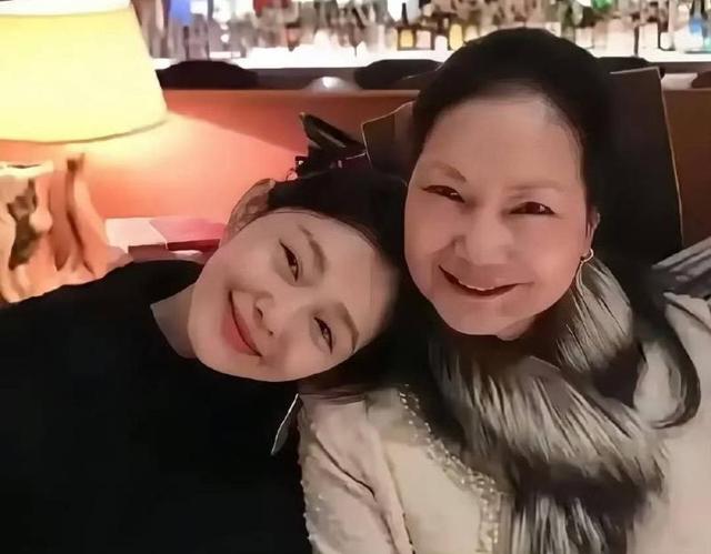 激动连发3次!S妈深夜发文“我女儿回来了”！网友：像大S会说的话