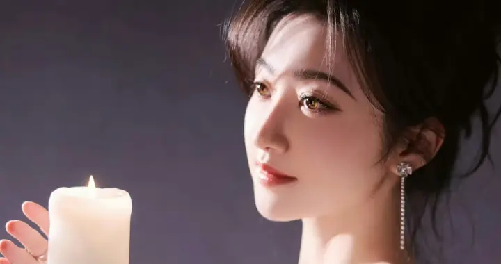 景甜一袭粉色闪钻抹胸开叉裙，精致盘发，尽显优雅气质与绝美颜值