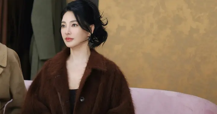 张雨绮，皮草露大长腿，又辣又甜