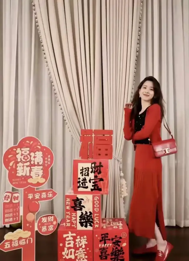 章泽天新年在伦敦家中 财富满满，31岁的她为何笑容疲惫老公少见？