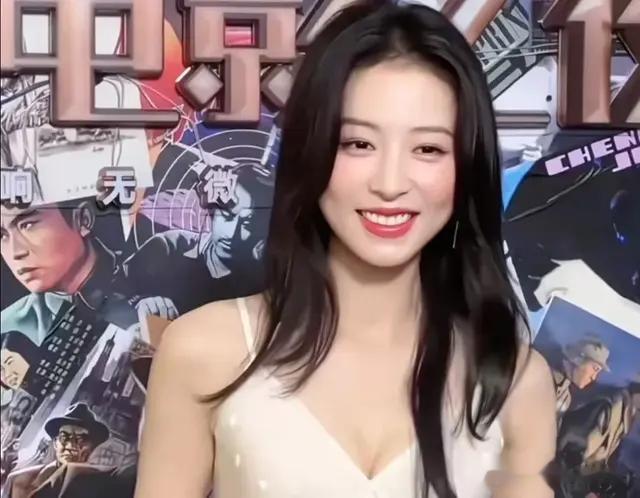 周雨彤亮相微博电影之夜，白裙绝美封神，不过有点过长