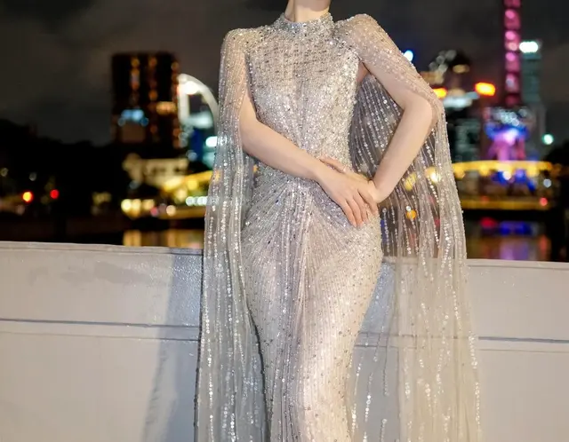 主持人蓝羽亮色宝石礼服显得身材高挑，太迷人了