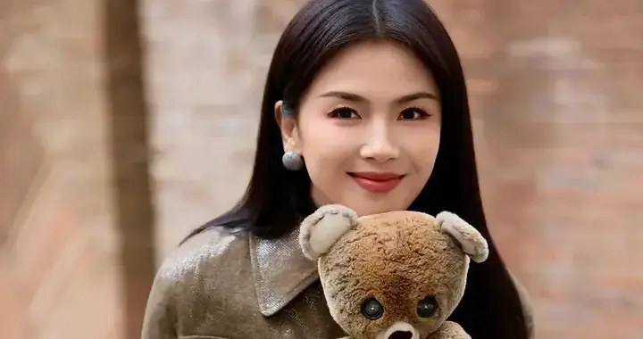 刘涛换风格后真时髦！棕色皮衣+阔腿裤+短靴，洋气又高级！