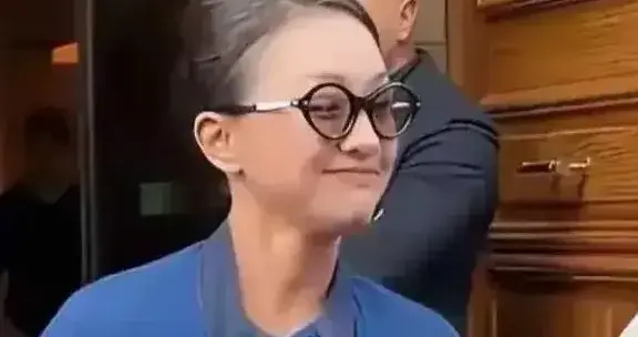 51岁的周迅不染发不化妆，顶着一头白发出街 ???，很自然