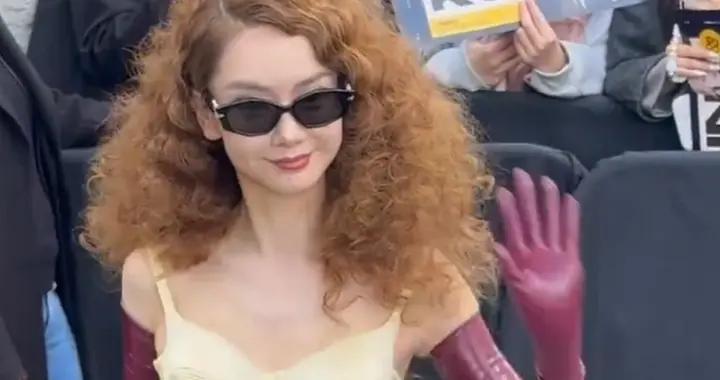 戚薇巴黎时装周造型翻车，黄色长裙满是褶皱，一头金发如金毛狮王