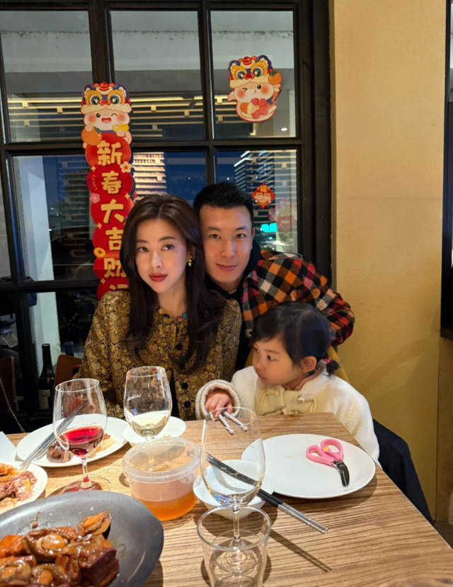 朱珠初一晒全家福，带着老公女儿在剧组过年，新年衣服漂亮又大气