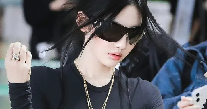 宁艺卓 这一身又酷又显身材 太火辣了！不过手上的纹身有点不习惯