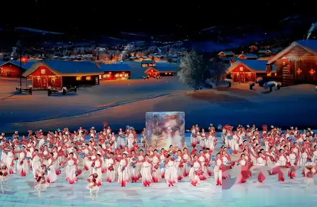 霍启刚参加亚冬会！弯腰上交工作证，弟弟媳妇陪伴！霍震霆致辞！