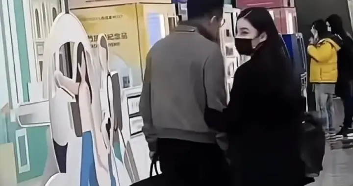 马筱梅挺孕肚现身机场，与汪小菲恩爱如常破不和传闻，很恩爱