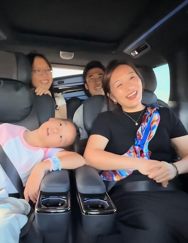 许建华携两女儿赴新疆带货，浩男战友海军随行，网友：怕成股东了