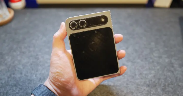 蘋果首款折疊iPhone會長這樣嗎？實體模型上手體驗！