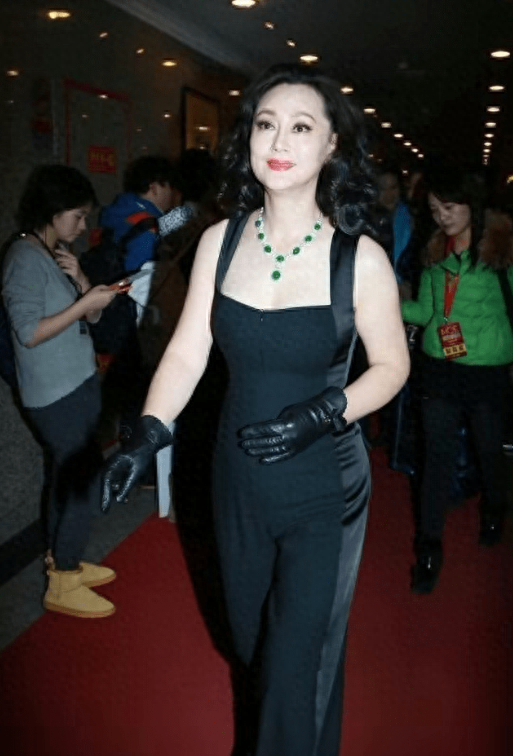 大宋佳越老越富态，穿黑色连体裤衬出“奶白肌”，珠圆玉润太美了