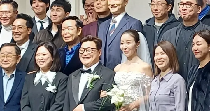 53岁韩国男星大婚，刘在石与姜虎东世纪同框！婚礼现场宛如颁奖礼