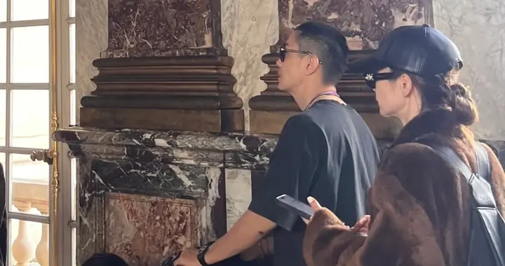 戚薇一家逛凡尔赛宫，李承铉穿短袖她穿大衣，小Seven头圆很可爱