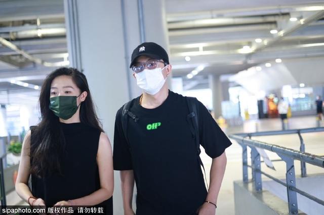 黄轩|黄轩与女朋友出门，牵手过马路如胶似漆，感情稳定