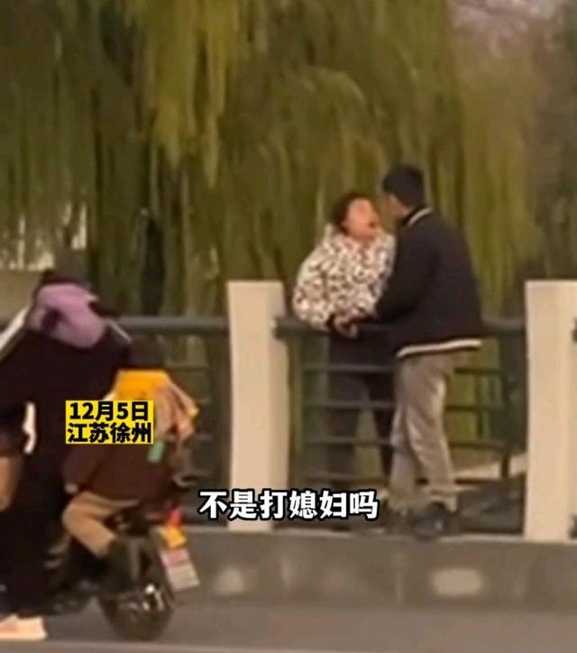 江苏一女子自扇耳光对丈夫哭诉，工作人员回应：已经调解了