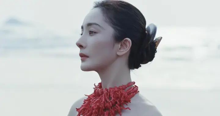 杨幂穿Prada登Vogue开年封面，她在海边骑白马，脖子上挂满红珊瑚