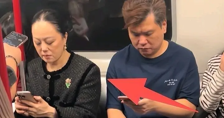 网友偶遇章小蕙坐地铁，想不到这么有钱还如此低调，让人刮目相看