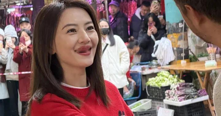高圆圆成都街头被偶遇，穿红色毛衣好喜庆，46岁仍美得发光
