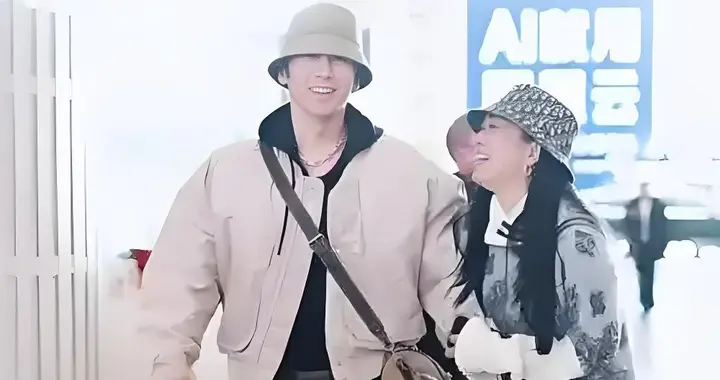 55岁钟丽缇43岁张伦硕出现在机场！钟丽缇素颜显老气，俩人像母子