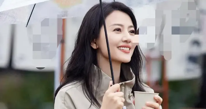 高圆圆烫了油画卷带火了秋冬新穿搭：短外套+半身裙，时髦又洋气