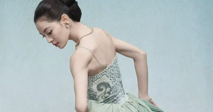 穿青绿裙子的钟楚曦