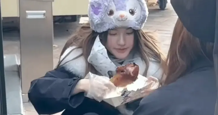 赵露思畅游上海迪士尼，头戴兔子帽，蹲在地上吃鸡腿，好接地气