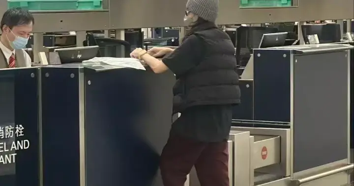 张柏芝又飞澳洲陪读，独自带八九件行李和吉他，疑似会在那边过年