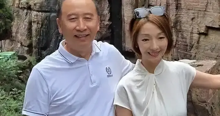 原来他们是两口子，相差20岁，丈夫是导演，为妻子量身定做女主角