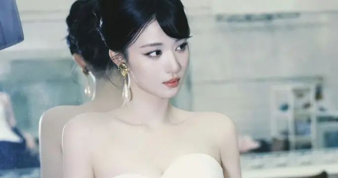 王楚然尖叫之夜造型，抹胸裙衬纤肩美颈，高开叉露腿尽显吸引力