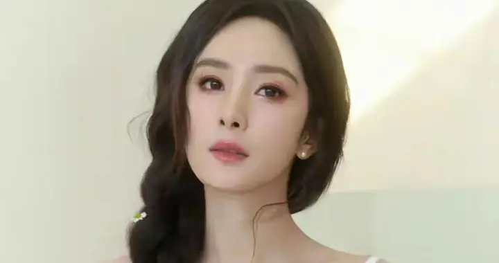 穿白色吊带裙的杨幂