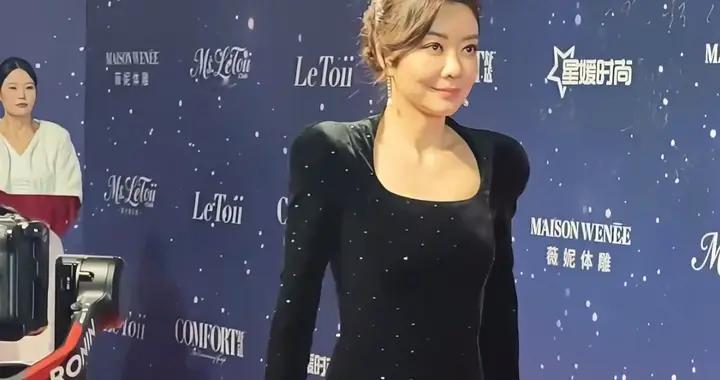 熊黛林出席活动，穿开叉长裙大秀美腿，鼻头变大很显老没方媛漂亮